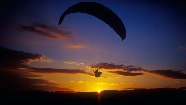 Paraglider bij zonsondergang. — Stockfoto