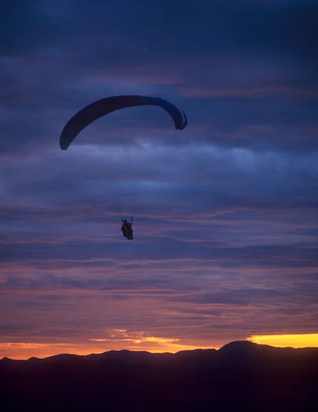 滑翔伞在日落. — 图库照片