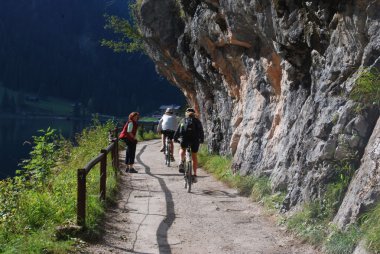 dağ bisikletçileri dachstein yakınındaki vorderer gosausee