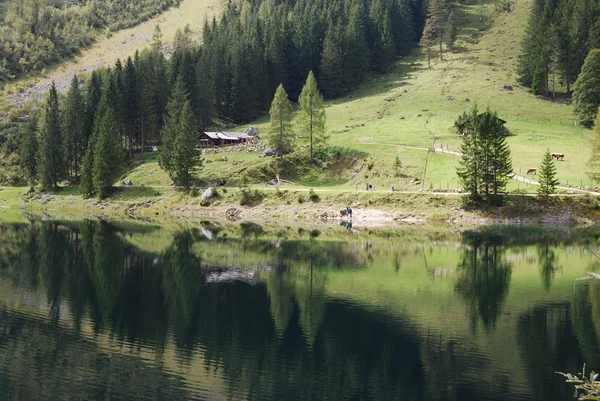 Landskap på vorderer gosausee nära dachstein berg — Stockfoto