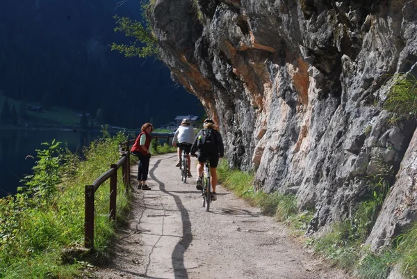 Ciclistas de montaña en Vorderer Gosausee cerca de Dachstein —  Fotos de Stock