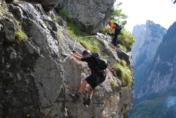 Montañismo en Vorderer Gosausee cerca de Dachstein Imagen De Stock
