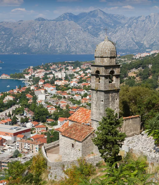 Capilla de Nuestra Señora de la Salvación sobre la ciudad de Kotor, Montenegro — Foto de Stock