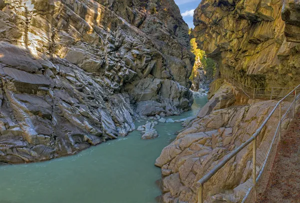 Lato destro del Panorama (lato sinistro in portafoglio) del canyon Roffla del Reno r — Foto Stock