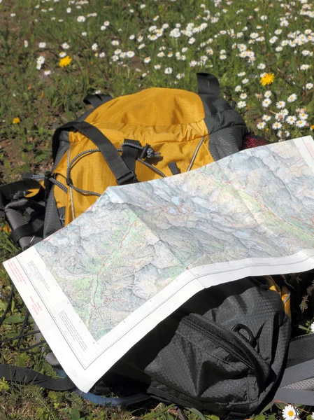 Hiking map and backpack — Stock Photo, Image