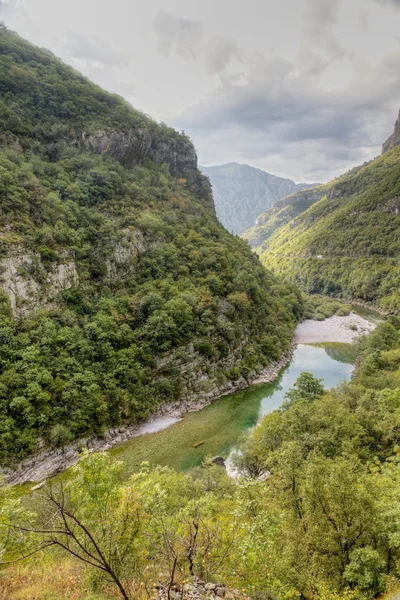Zelená tara kaňonu světového kulturního dědictví unesco, Černá Hora. — Stock fotografie