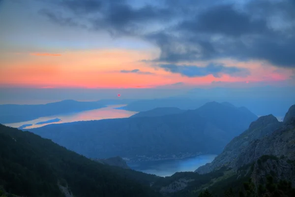 Fjärden av kotor i solnedgången, montenegro — Stockfoto