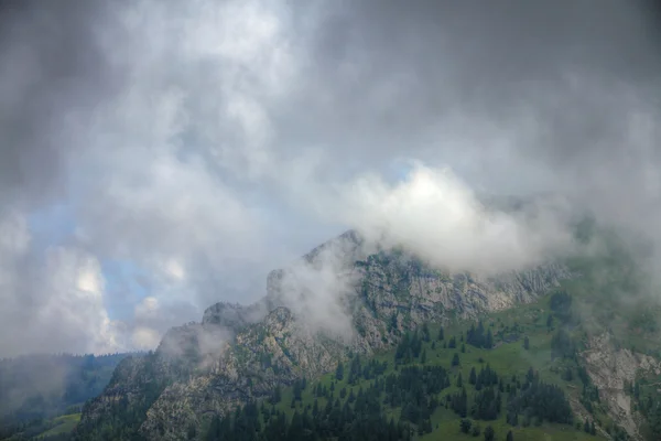 Montagna rocciosa cresta in nuvole — Foto Stock