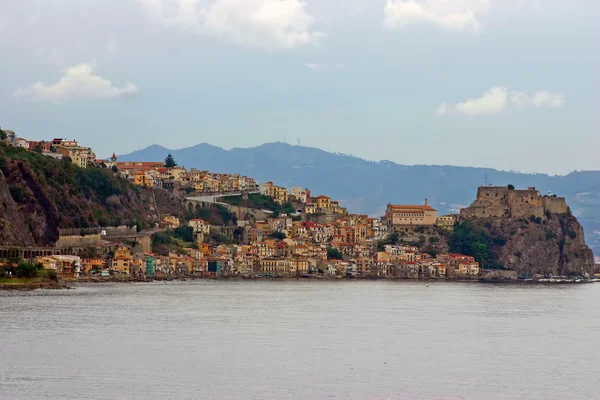 Ciudad italiana Scilla se agrupa en una cresta de montaña en el mar —  Fotos de Stock