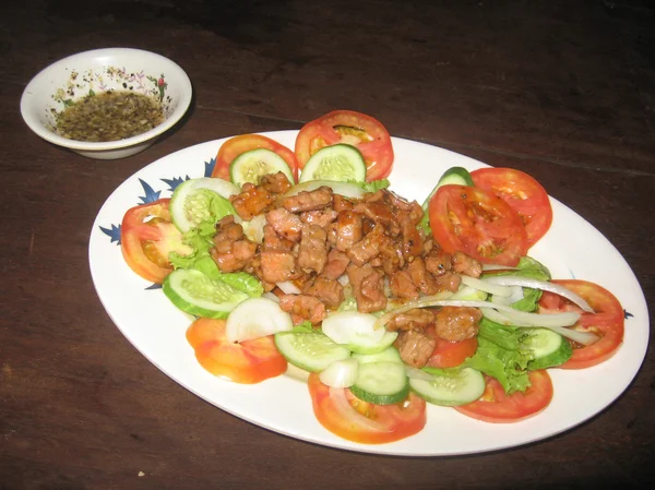 Камбоджийское блюдо Лок Лак с перцовым соусом — стоковое фото