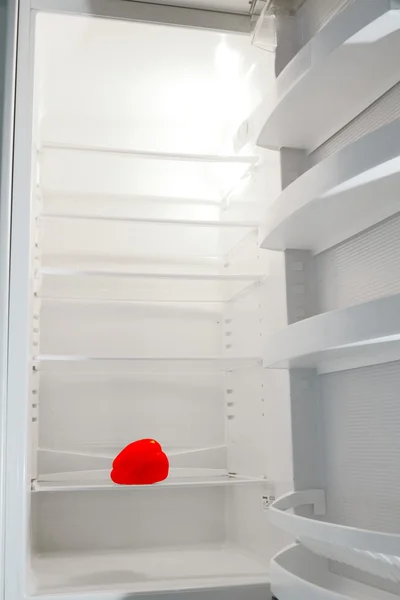 Prázdné ledničky s jednou červenou paprikou — Stock fotografie
