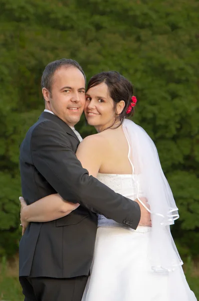 Nyligen wed couplehand i hand — Stockfoto