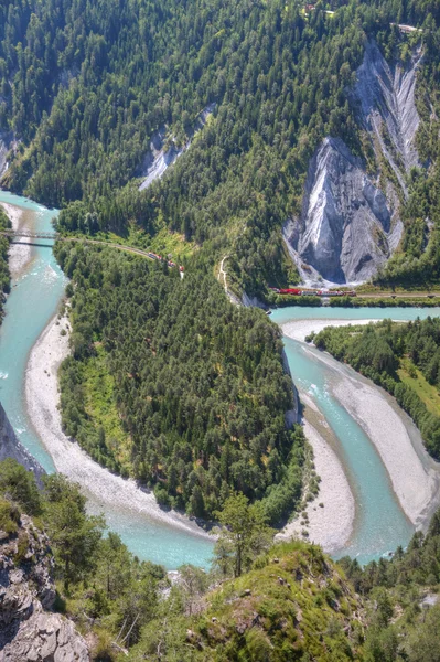 Glacier Express drives besides river Rhine bend — Stock Photo, Image