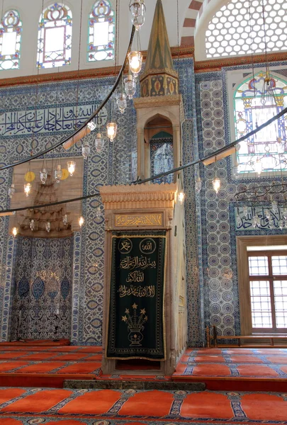 传统演讲台上的清真寺 — 图库照片