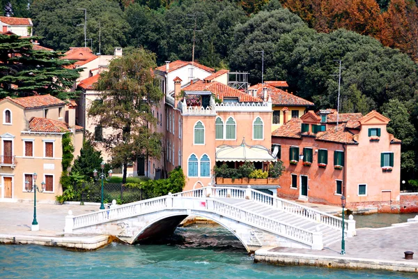 Bron och hus i Venedig — Stockfoto