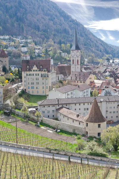 Historische chur omringd door wijngaarden en de bergen, Zwitserland — Stockfoto