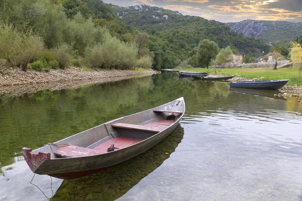 Boats on a quiet, calm, clear mountain river. — Stock Photo, Image