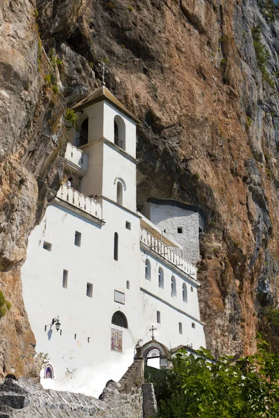 Monasterio de Ostrog construido, Montenegro — Foto de Stock