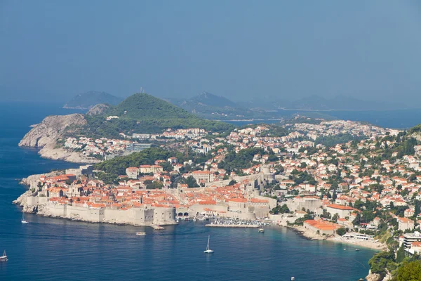 Oude stad van dubrovnik met het omringende gebied aan de zee, Kroatië — Stockfoto