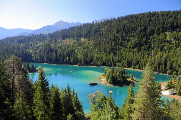 Zielona góra jezioro — Zdjęcie stockowe