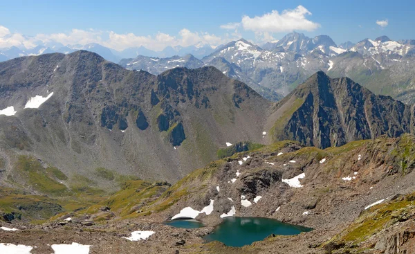 Calma lago de montaña verde —  Fotos de Stock