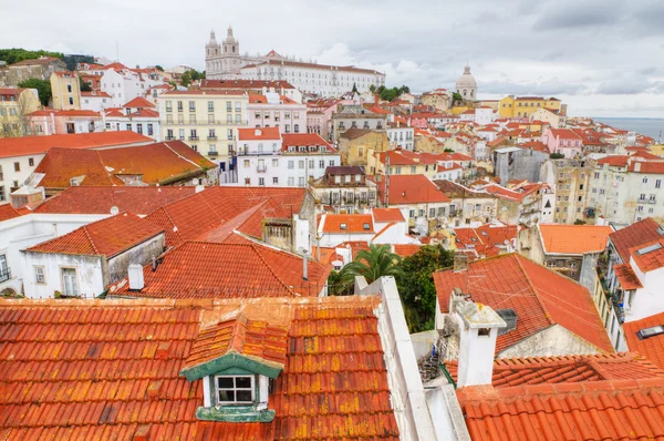 Sobre os telhados vermelhos de Lisboa, Portugal — Fotografia de Stock