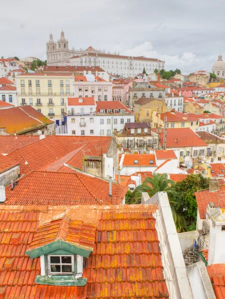 Over de rode daken van lisboa, portugal — Stockfoto