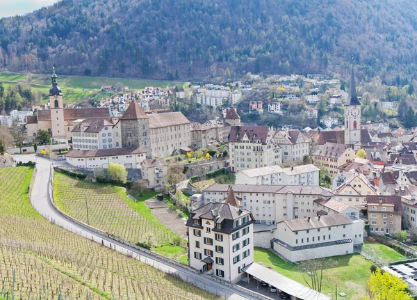 Historiska chur omgiven av ligger och berg, Schweiz — Stockfoto