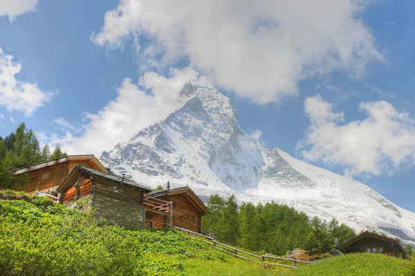 Häuser vor dem Matterhorn — Stockfoto