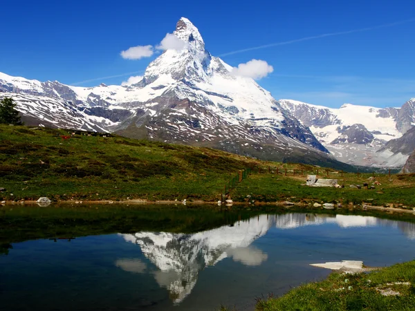 Matterhorn odzwierciedla się w górskie jezioro — Zdjęcie stockowe