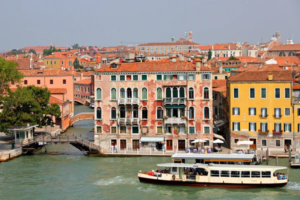 Историческая Венеция видна из воды — стоковое фото