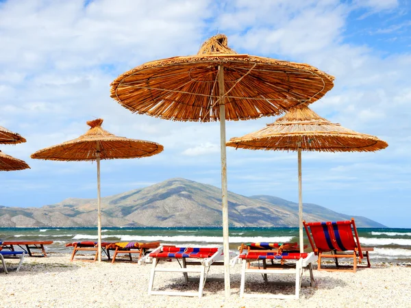 Straw parasols on the beach — Stock Photo, Image