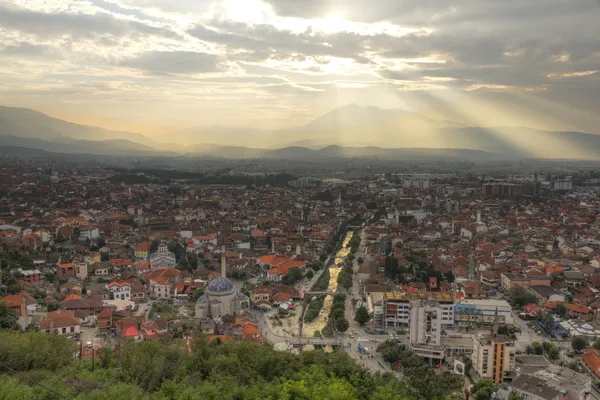 Prizren w Kosowie w zachód słońca — Zdjęcie stockowe