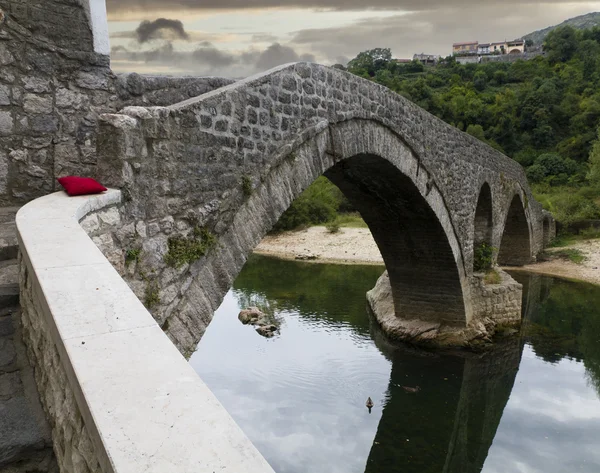 Old bridge in the village Rijeka Crnojevica, Montenegro — Stock Photo, Image