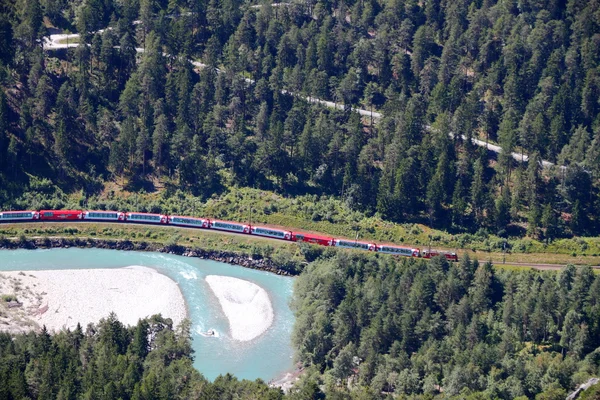 Pociąg lodowiec express jazdy obok rzeki Ren w kanionie — Zdjęcie stockowe