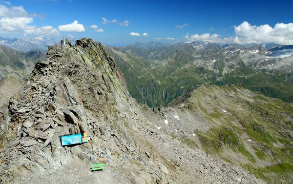 Skiën helling panorama in de zomer — Stockfoto