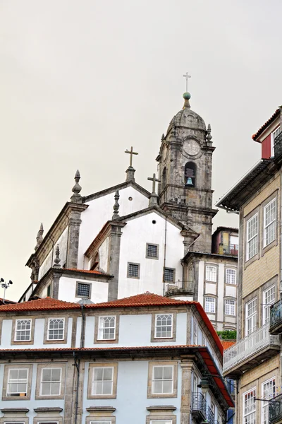 Θέα στην πόλη Πόρτο με εκκλησία, Πορτογαλία — Φωτογραφία Αρχείου