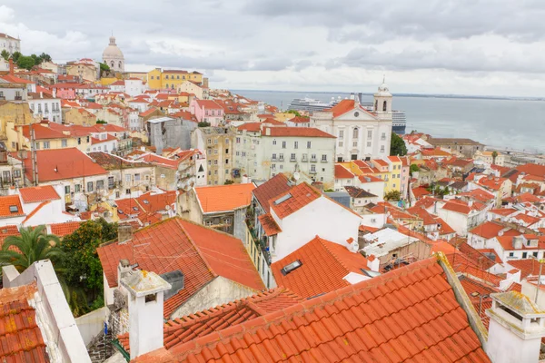 Над красной крышей Лиссабона, Португалия — стоковое фото