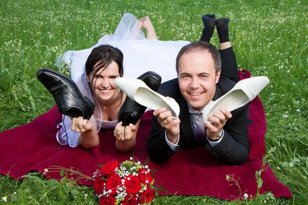 Jovem recém-casado se divertindo — Fotografia de Stock