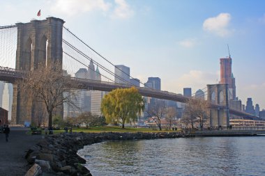 güneşli bir öğleden sonra Brooklyn Köprüsü