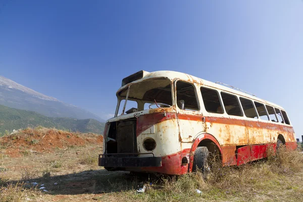 Σεϋχέλλες νησί, το praslin乾燥した風景の中のバス大破 — ストック写真