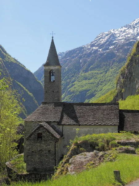 Pietra grezza, chiesa di montagna — Foto Stock