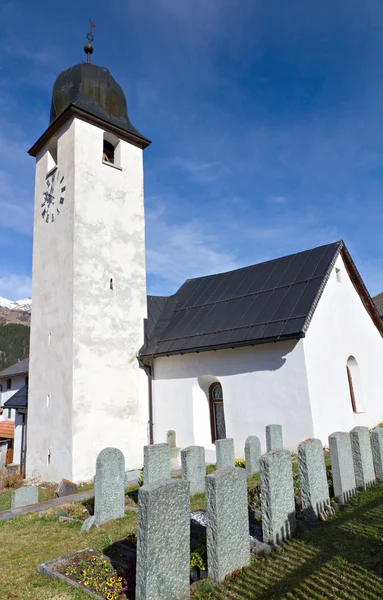 Weiße klassische Dorfkirche, Schweiz — Stockfoto