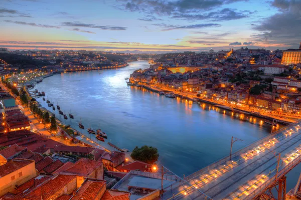 Oporto, río Duoro y puente por la noche — Foto de Stock