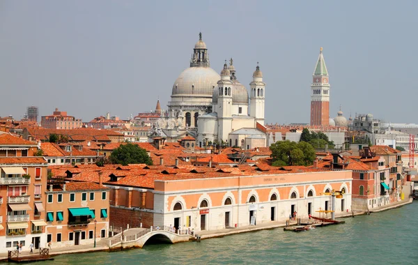 Venecia desde el mar con la iglesia Santa Maria del Salute — Foto de Stock