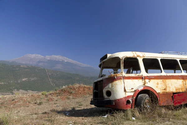 Wrak autobusu w suchych krajobraz — Zdjęcie stockowe