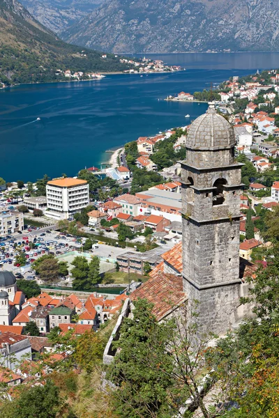Kapel boven stad en kotor bay, montenegro — Stockfoto