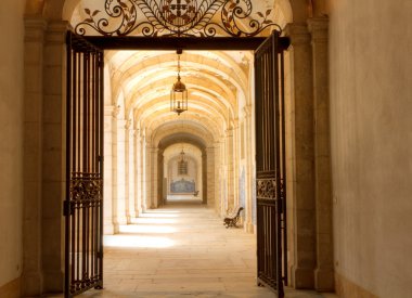 Cloister kapısı çinilerini sao vicente de bir Lizbon için.