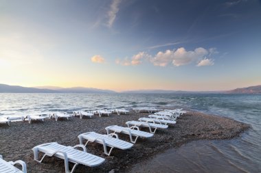 plaj sandalyeleri kum banka satırları