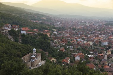 Prizren Kosova'daki gün batımında kurtarıcı Kilisesi ile